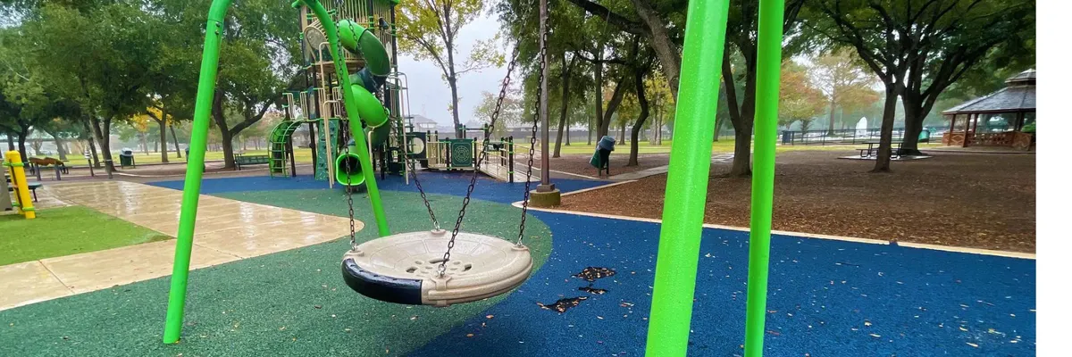 Playground at Mary Jo Peckham Park with fishing lake — Katy, TX